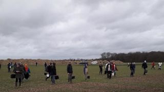 Soixante-dix membres du collectif des Faucheurs volontaires d’OGM ont indiqué jeudi avoir dispersé des semences sur une plateforme d’essais de variétés de blé de Limagrain. © Inf’OGM Soixante-dix membres du collectif des Faucheurs volontaires d’OGM ont indiqué jeudi avoir dispersé des semences sur une plateforme d’essais de variétés de blé de Limagrain. © Inf’OGM